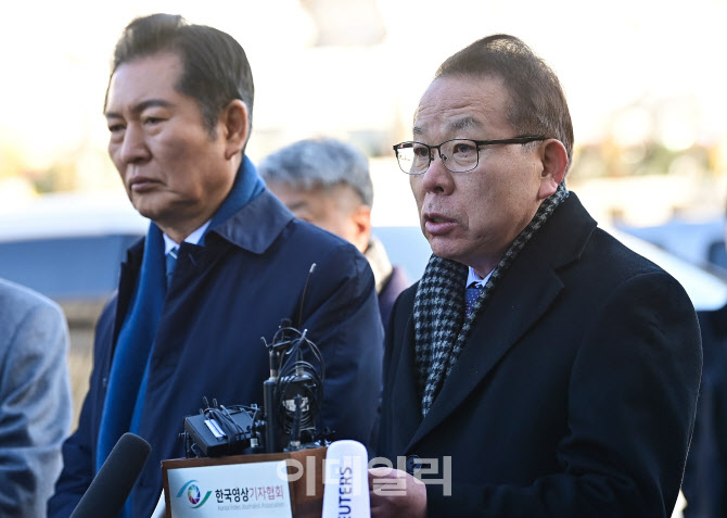 [포토]입장 밝히는 김이수 전 헌법재판소장