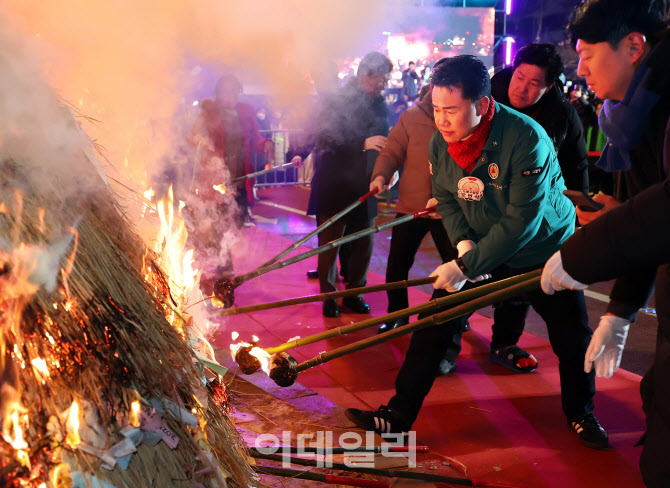 [포토]달집에 불 붙이는 오언석 도봉구청장