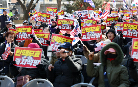 尹 마지막 변론기일, 헌재 집결한 지지층 "부정선거 배후 민주당·中"