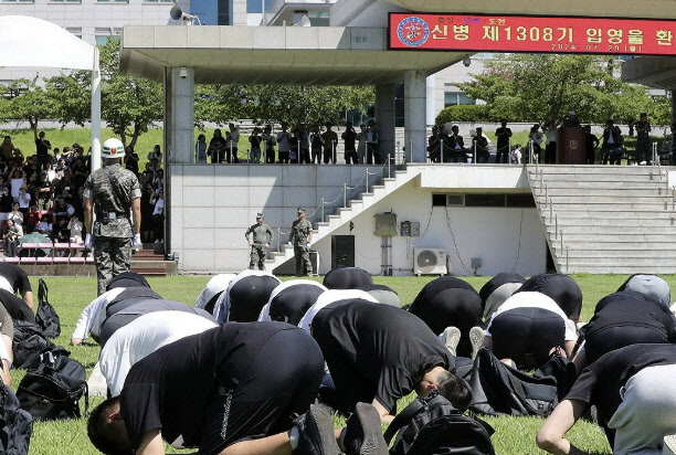 "군인 월급 반만 줘"…남 대신 입대한 20대 집행유예