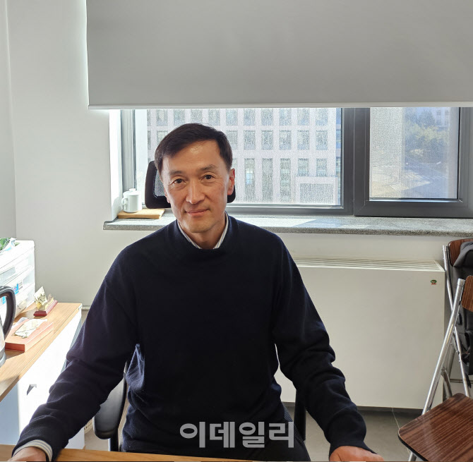 “한국 인재들 의대 몰리는 현실 아쉬워, 도전 정신 가지라”