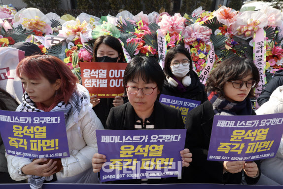 尹 추가변론 속 혼란의 헌재 앞…"파면하라"vs"탄핵무효"