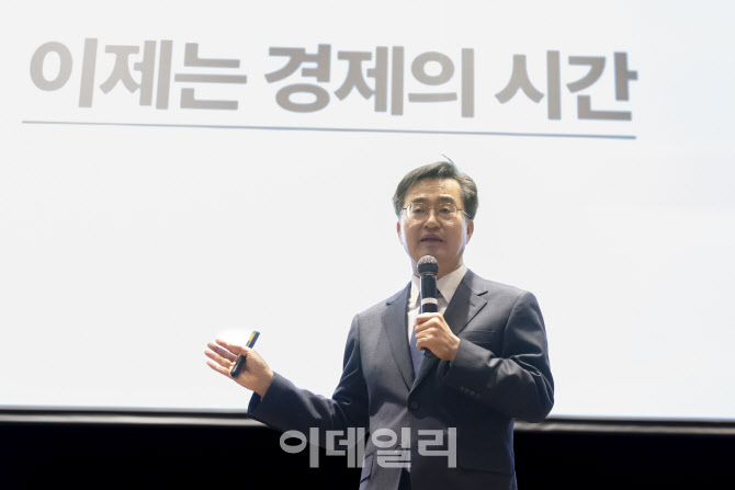 김동연 "전국민 25만원 반대..소득분위 25% 이하에 100만원 줘야"