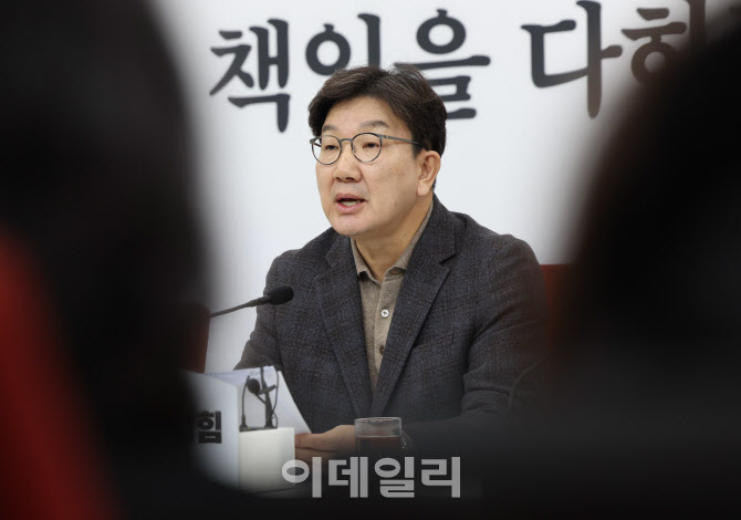 [포토]현안 관련 기자간담회, '발언하는 권성동 원내대표'