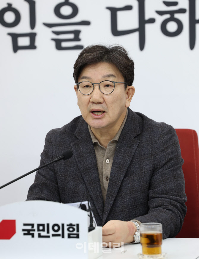 [포토]현안 관련 기자간담회, '발언하는 권성동 원내대표'