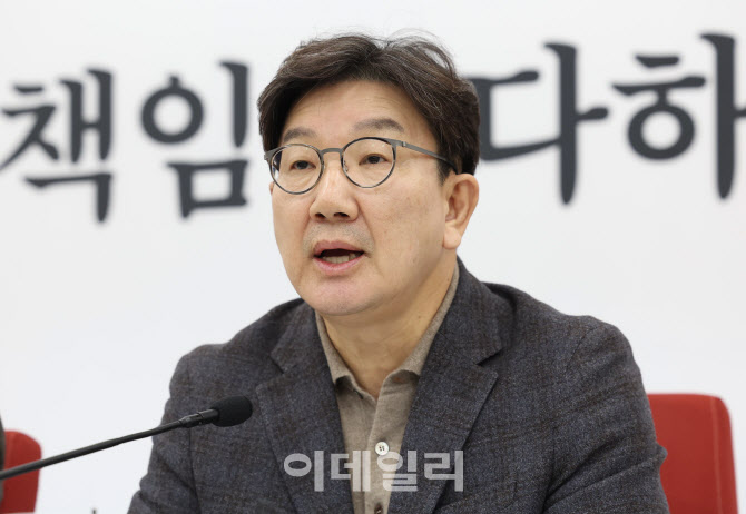 권성동, 이명박 전 대통령 예방…탄핵 정국 조언 구할 듯