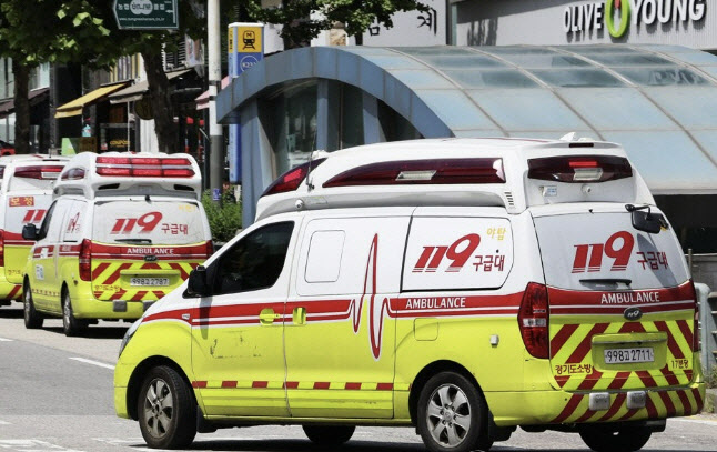 사고로 튕겨 나간 오토바이 운전자 보행자 덮쳐…2명 사망
