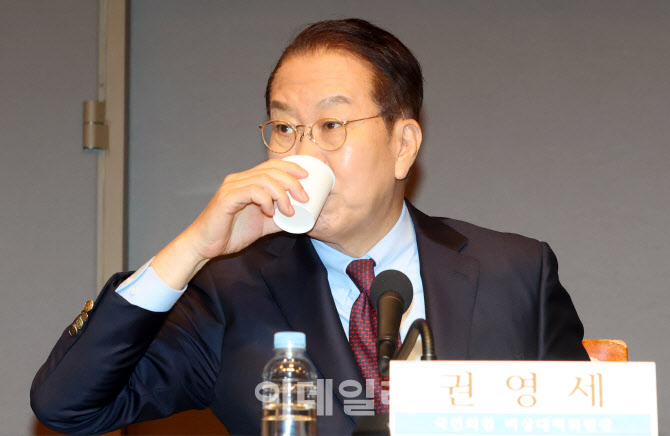 [포토]물 마시는 권영세 비대위원장