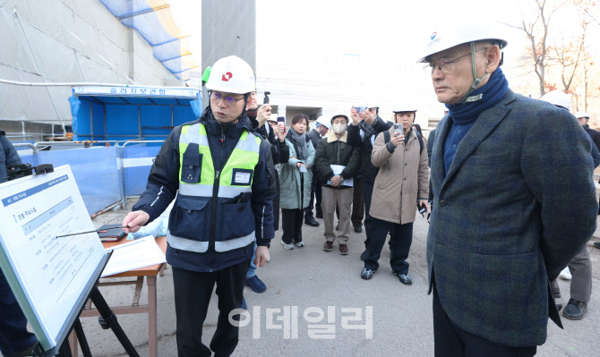 [포토]관계자 설명 듣는 유인촌 문체부 장관