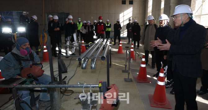 [포토]용접 노동자에게 화재 예방 요청