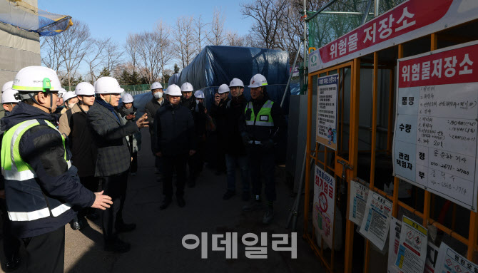 [포토]유인촌 장관, 공사현장 위험물 저장소 방문