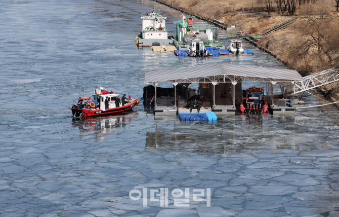 [포토]선착장 인근 얼음 깨는 서울소방