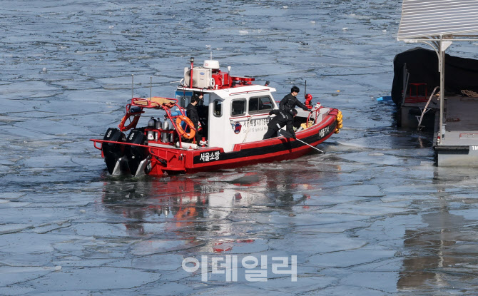 [포토]한강 선착장 인근 얼음 깨는 서울소방