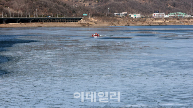 [포토]한강 얼음 깨는 서울소방 보트