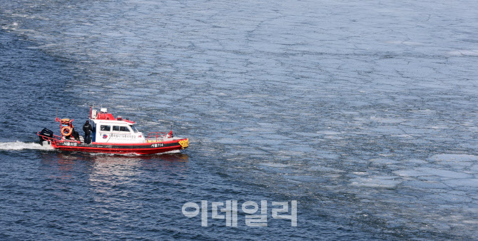 [포토]보트로 한강 얼음 깨는 소방관들