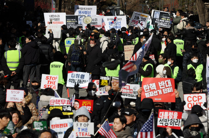 두 쪽 난 서울대 캠퍼스…尹 탄핵 두고 찬반 집회 충돌