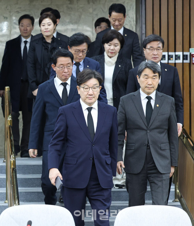 [포토]학교 안전 강화 위한 당정협의회 참석하는 권성동-이주호