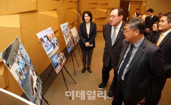 [포토]전시물 둘러보는 박철호 동아오츠카 대표이사-하형주 국민체육진흥공단 이사장