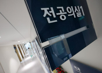 “단순업무에 월 800만원” 사직 전공의들 어디로 갔나