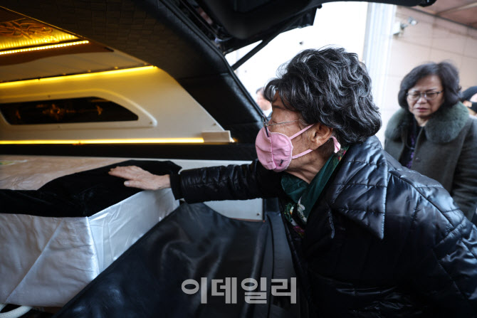 [포토]이용수 할머니, 길원옥 할머니를 향한 마지막 인사
