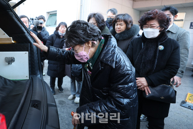 [포토]이용수 할머니, 위안부 피해자 길원옥 할머니 발인식