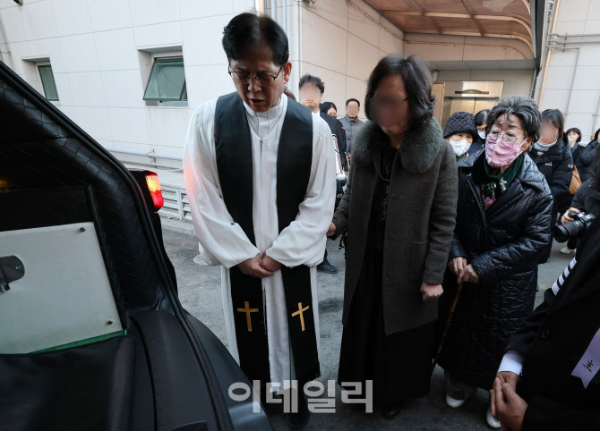 [포토]길원옥 할머니와 마지막 인사하는 이용수 할머니