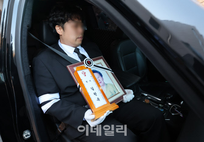 [포토]이용수 할머니, 길원옥 할머니와 마지막 인사