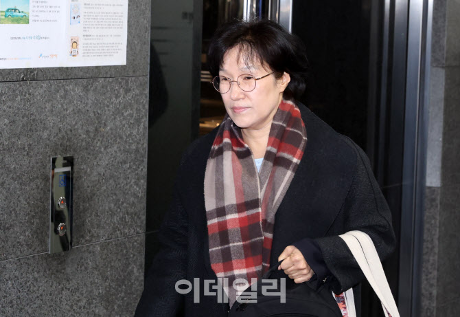 [포토]출근하는 원민경 상임위원