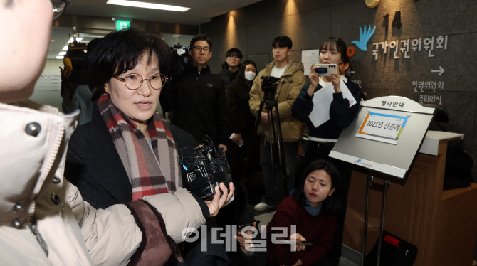 [포토]임시군인권보호위원회 회의 반대하는 원민경 상임위원