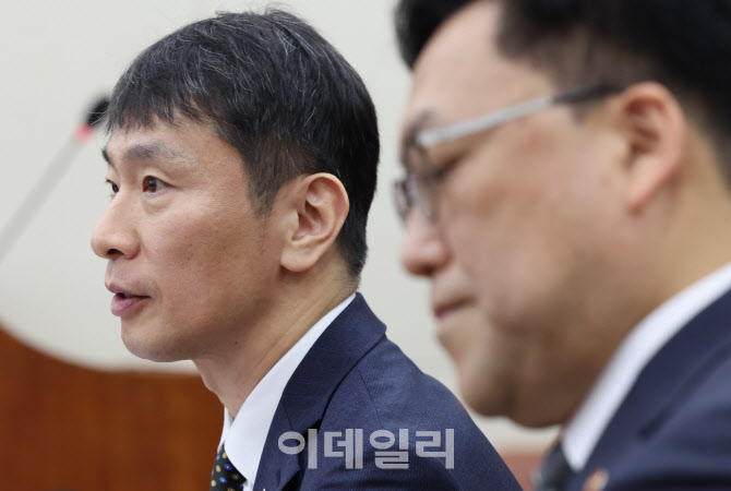 [포토]정무위 전체회의, '답변하는 이복현 금융감독원장'
