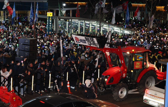 트랙터 몰고 상경시위…전농 간부 2명 19일 경찰 조사