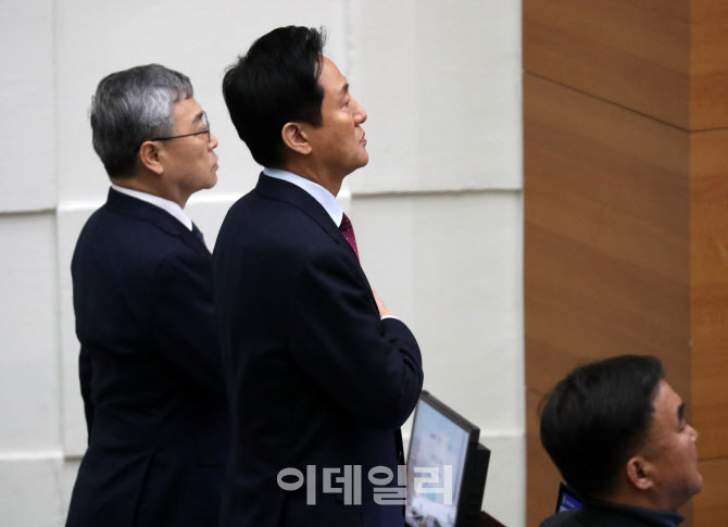 [포토] 국민의례하는 오세훈 시장과 정근식 교육감