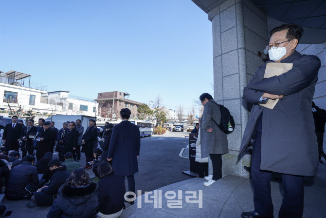 [포토]국회측 변호인단 발언 경청하는 석동현 변호사