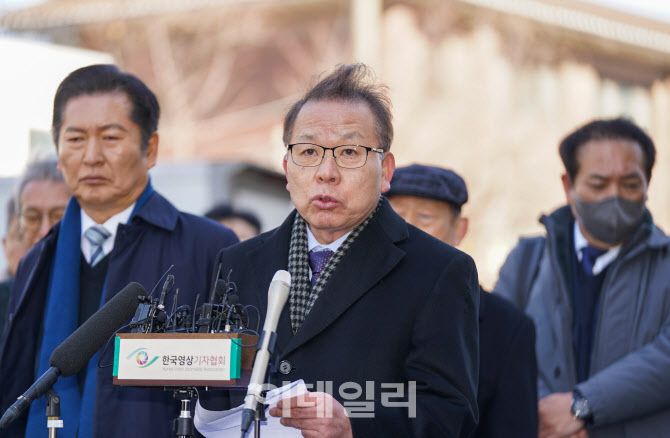 [포토]입장 밝히는 김이수 전 헌법재판소장
