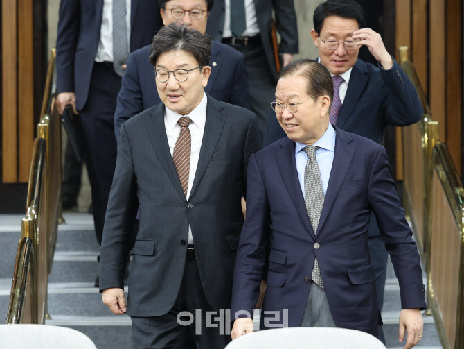 [포토]AI 경쟁력 강화 방안 당정협의회 참석하는 권영세-권성동