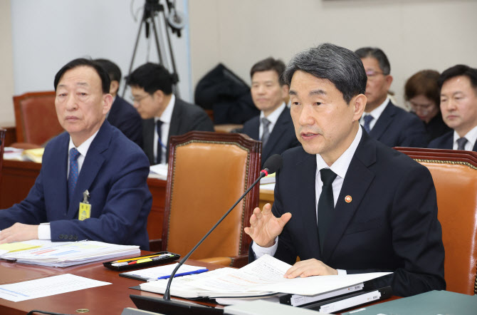 "질환 낙인 안돼" "방학 때만 복직?"…교육위서 쏟아진 개선안
