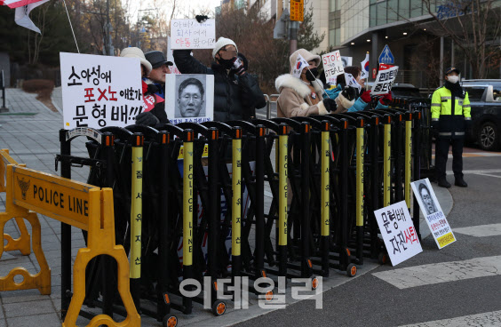 "애들 보는 데 이게 뭔지"…헌법재판관 집 앞 시위, 시민들 `눈살`