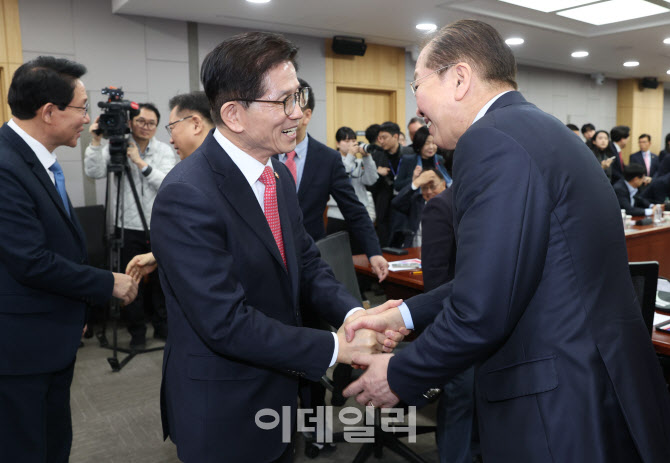 [포토]김문수, '법적 정년 연장하면 청년취업 악화...임금체계 개편해야'