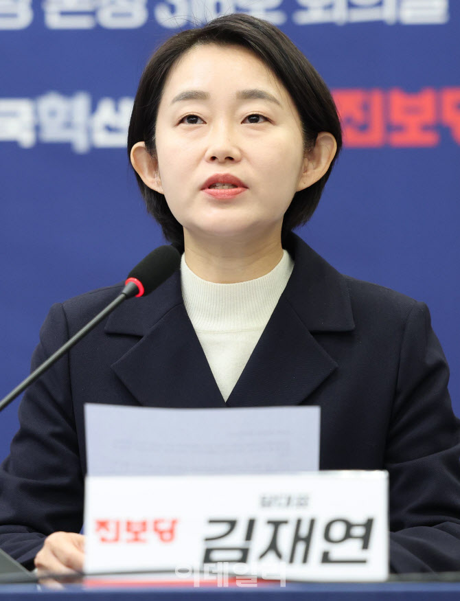 [포토]야5당 원탁회의, '발언하는 김재연 상임대표'