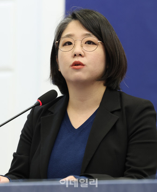 [포토]야5당 원탁회의, '발언하는 용혜인 대표'
