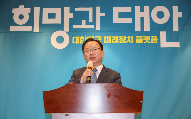 “월권이다”…李 ‘중도보수’ 발언에 각 세운 김부겸