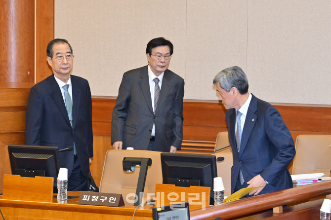 [포토]헌법재판소 들어서는 한덕수 국무총리