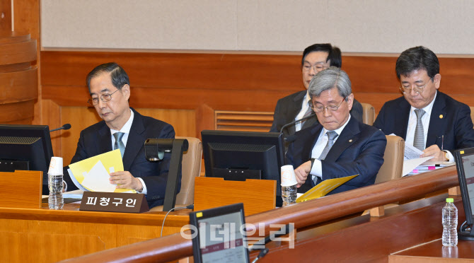 [포토]자료 살펴보는 한덕수 총리