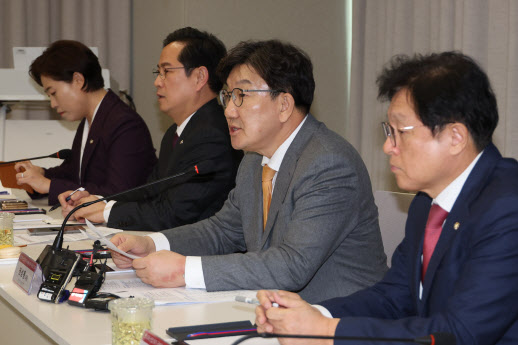 권성동"野, 주 52시간 예외 뺀 반도체법 주장…현장 모르는 탁상공론"