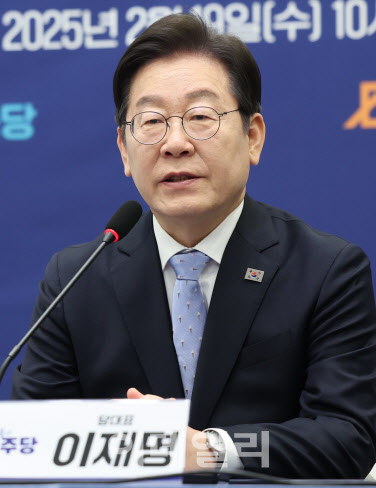 '중도보수 정당' 선언한 이재명…비명계 "비민주적 월권" 반발