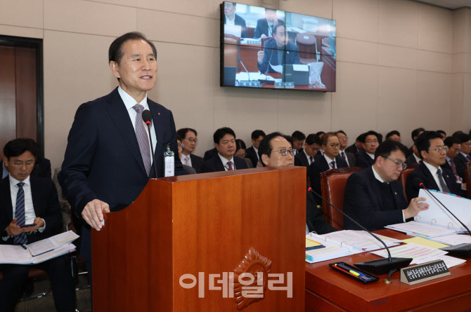 [포토]산자중기위 전체회의, '답변하는 김동섭 한국석유공사 사장'