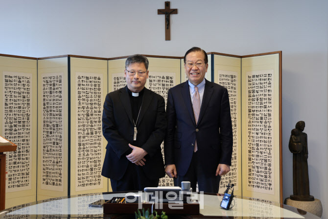 "화합의 정치 해달라" 정순택 대주교, 권영세 비대위원장 접견