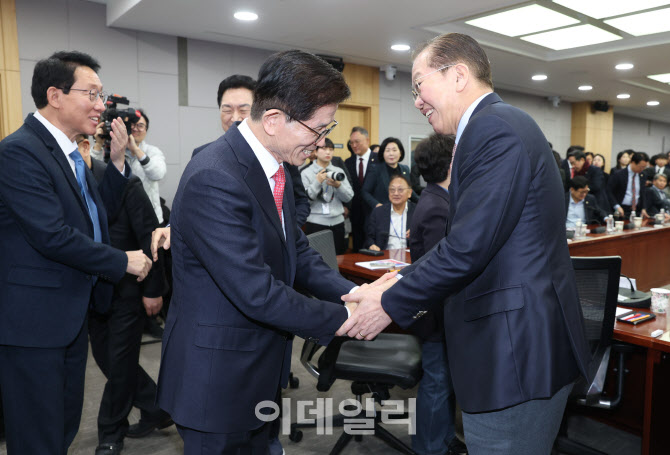 ‘보수 후보 1위’ 김문수 “정년연장, 임금체계 개편과 반드시 연동”(종합)