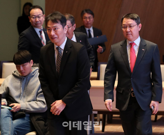 [포토] '증시 인프라 개선  토론회' 참석하는 이복현 원장