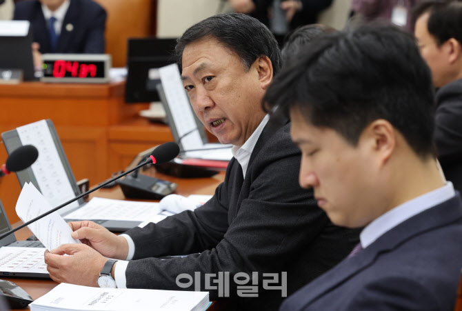 [포토]환노위 전체회의, '질의하는 김위상 의원'
